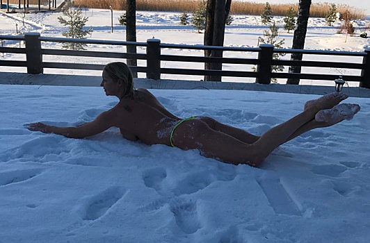 Обнаженная Волочкова искупалась в снегу