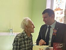 Юрий Ермаков поздравил ветерана ВОВ Алексея Сидорова