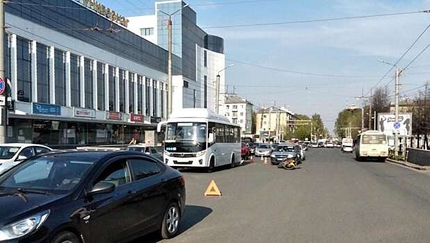 У «ЦУМа» мотоциклист учинил тройное ДТП