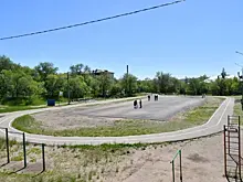 Завлекают в спорт: в Прибрежном строят универсальную площадку
