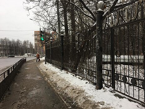 Забор парка «Дубки» привели в порядок в Ленинском районе