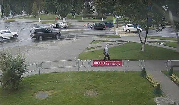 Опубликовано видео ДТП с бабушкой и внучкой в Пинске