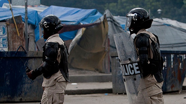 Бандиты в Гаити угнали два автобуса и взяли в заложники десятки пассажиров