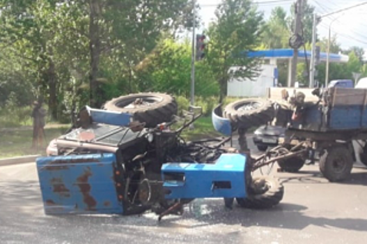 В Ярославле на дороге перевернулся трактор