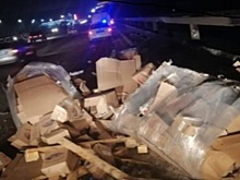 Водитель упавшего с моста грузовика в Волгограде находится в реанимации