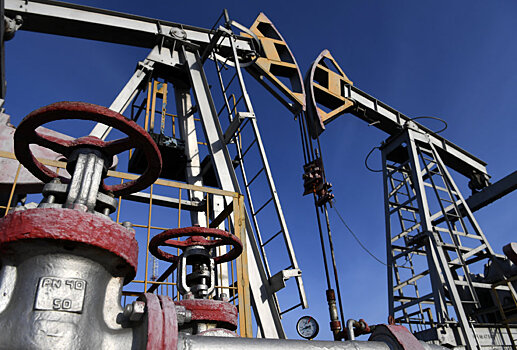 Цена нефти Brent достигла 93 долларов за баррель впервые за семь лет