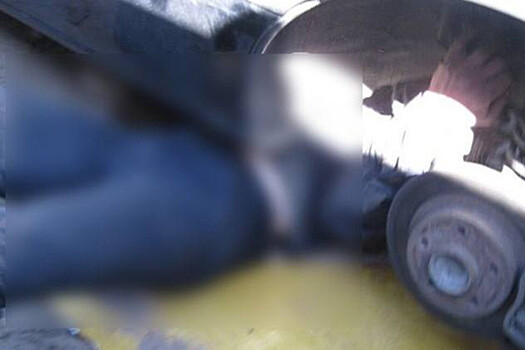 В Липецке машина рухнула на лежавшего под ней ремонтника