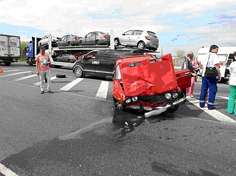 Пенсионер на "шестерке" протаранил Lexus на трассе в Самарской области