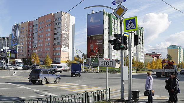 Жильцы многоэтажки в центре Ноябрьска обратились в прокуратуру из-за непрерывного потока машин на тротуаре