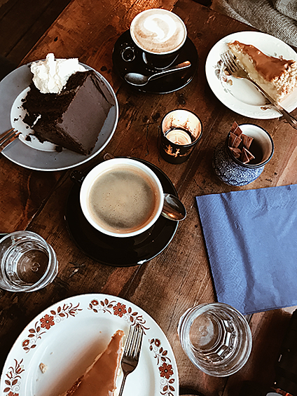 В Исландии практически нет национальных блюд (за исключением мяса тухлой акулы). То же самое касается сладостей. Раньше, например, даже яблоки ввозились в страну только на Рождество. Моряки рисковали жизнью, чтобы доставить фрукты в изолированные деревни к сочельнику и порадовать детей в праздник.  