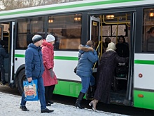 Подрезала легковушка: при резком торможении в тюменском автобусе упали три пассажира