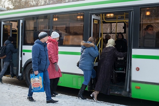 Подрезала легковушка: при резком торможении в тюменском автобусе упали три пассажира
