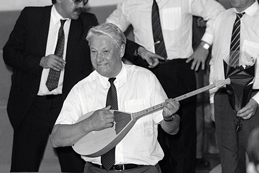 На выставке в Екатеринбурге показали новогодние бокалы Ельцина