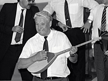 На выставке в Екатеринбурге показали новогодние бокалы Ельцина