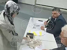 Пожилая уфимка высыпала на стол заммэра куски штукатурки, упавшие с ее потолка