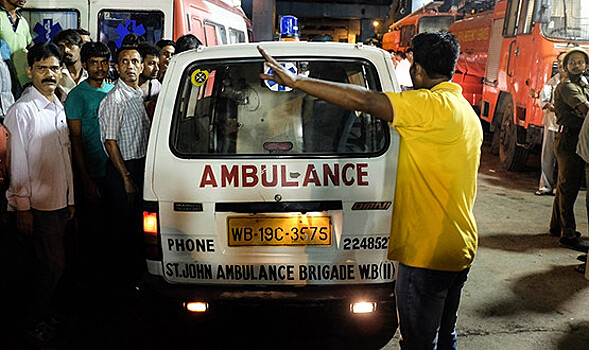 В Индии автобус с пассажирами упал в ущелье
