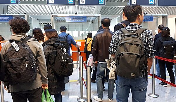 Иностранным туристам предложили оформлять документы «по улыбке»