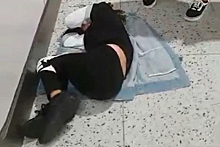 Авиакомпания бросила больного ребенка лежать на полу аэропорта из-за опоздания