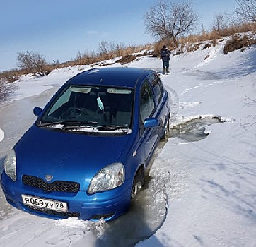 В Приамурье одно авто провалилось под лёд, ещё одно – застряло в сугробе