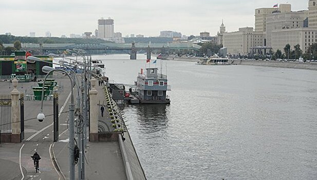 Спасатели вытащили из Москвы-реки тонущего мужчину