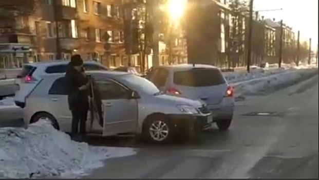 ДТП затруднило движение на кемеровском перекрестке