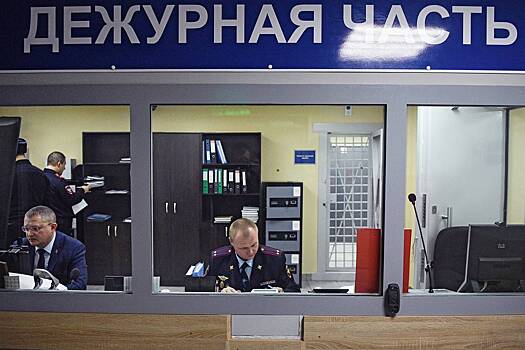 В российском регионе неизвестный с ножом напал на девочку и тащил ее в сторону подъезда