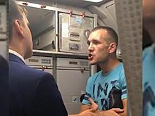 "Я вам устрою беспредел": агрессивный пассажир устроил погром в полиции после снятия с рейса