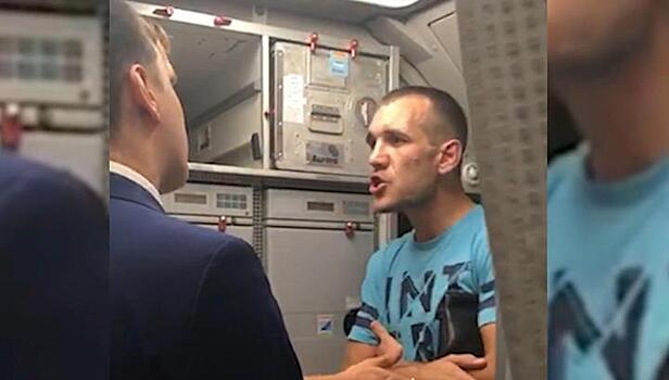 "Я вам устрою беспредел": агрессивный пассажир устроил погром в полиции после снятия с рейса