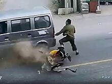 Беспечный китаец лишился скутера и чудом уцелел
