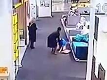 В Петербурге продавщицы устроили драку за внимание покупателя и попали на видео