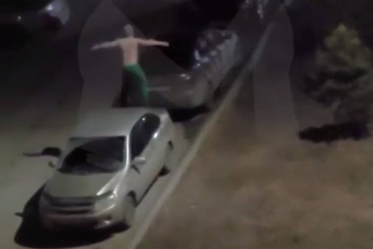 Полуголый россиянин прыгал на чужих припаркованных автомобилях и поплатился