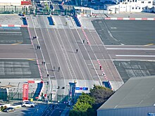 Где находится аэропорт, пересекающийся с оживленной дорогой