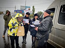 Сотрудники ГИБДД останавливали автолюбителей в Саратове, чтобы поздравить с праздником