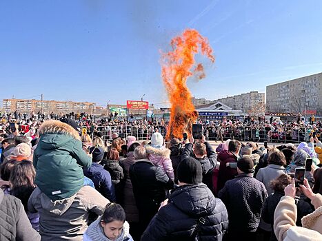 Астраханцы проводили Масленицу гуляниями и сожжением чучела в парке «Аркадия»