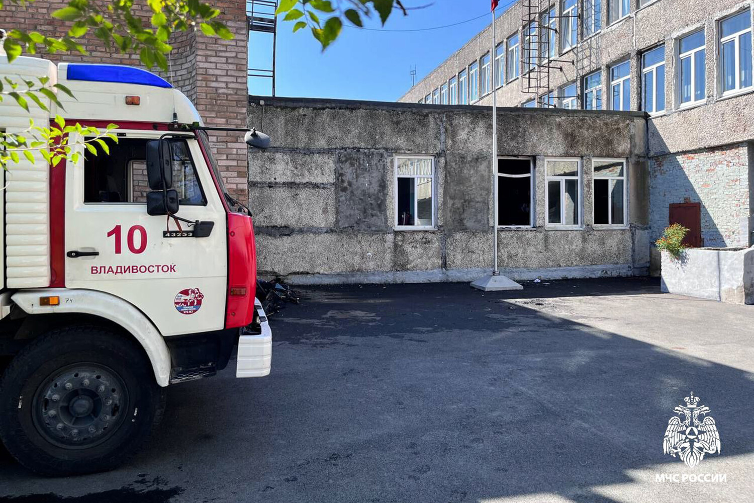 Во Владивостоке загорелась школа, причиной мог быть взрыв аккумулятора телефона