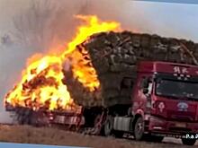 Китайский дальнобойщик несколько километров прокладывал опасный маршрут с горящим грузом