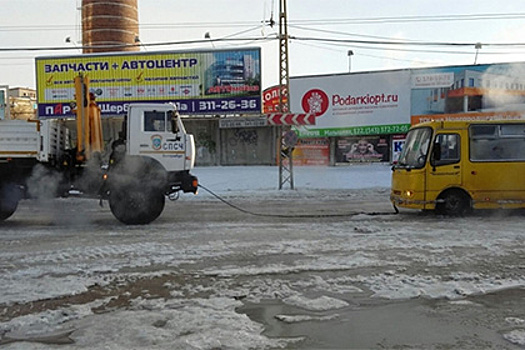 В Екатеринбурге машины примерзли к дороге из-за прорыва трубопровода