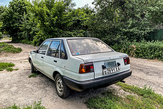 В гараже нашли старую Toyota Corolla с правым рулем на советских номерах