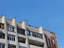 В Энгельсе из-за прохудившейся крыши жители ходят по дому в резиновых сапогах