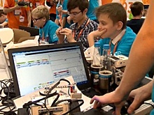 Школьники учат роботов играть в боулинг и запоминать цифры