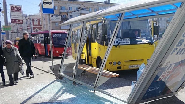 На Привокзальной площади в Саратове автобус протаранил остановку