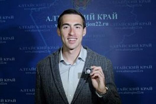 Карлин вручил барнаульскому легкоатлету Сергею Шубенкову значок-талисман