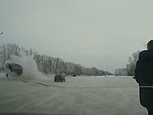 Кроссовер разнес семь машин на парковке гостиницы в Алтайском крае. Видео