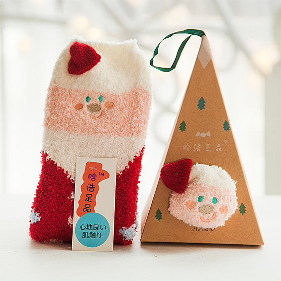 Новогодние носки в подарок и для себя. На любой вкус и дизайн. Теплые и в хорошей упаковке. Отлично подойдет и в качестве символического презента. Ищем по фразе: "милые рождественские носки с рисунком оленя в виде животных" и прочим.