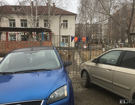 «В калитку не проехать»: на Эльмаше водители устроили парковку возле забора детсада