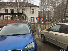 «В калитку не проехать»: на Эльмаше водители устроили парковку возле забора детсада