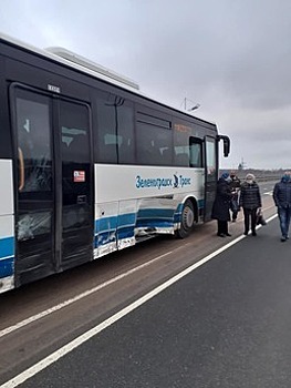 На съезде с Приморского кольца в аварию попал пассажирский автобус "Калининград — Пионерский"