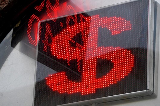 Доллар упал впервые за месяц