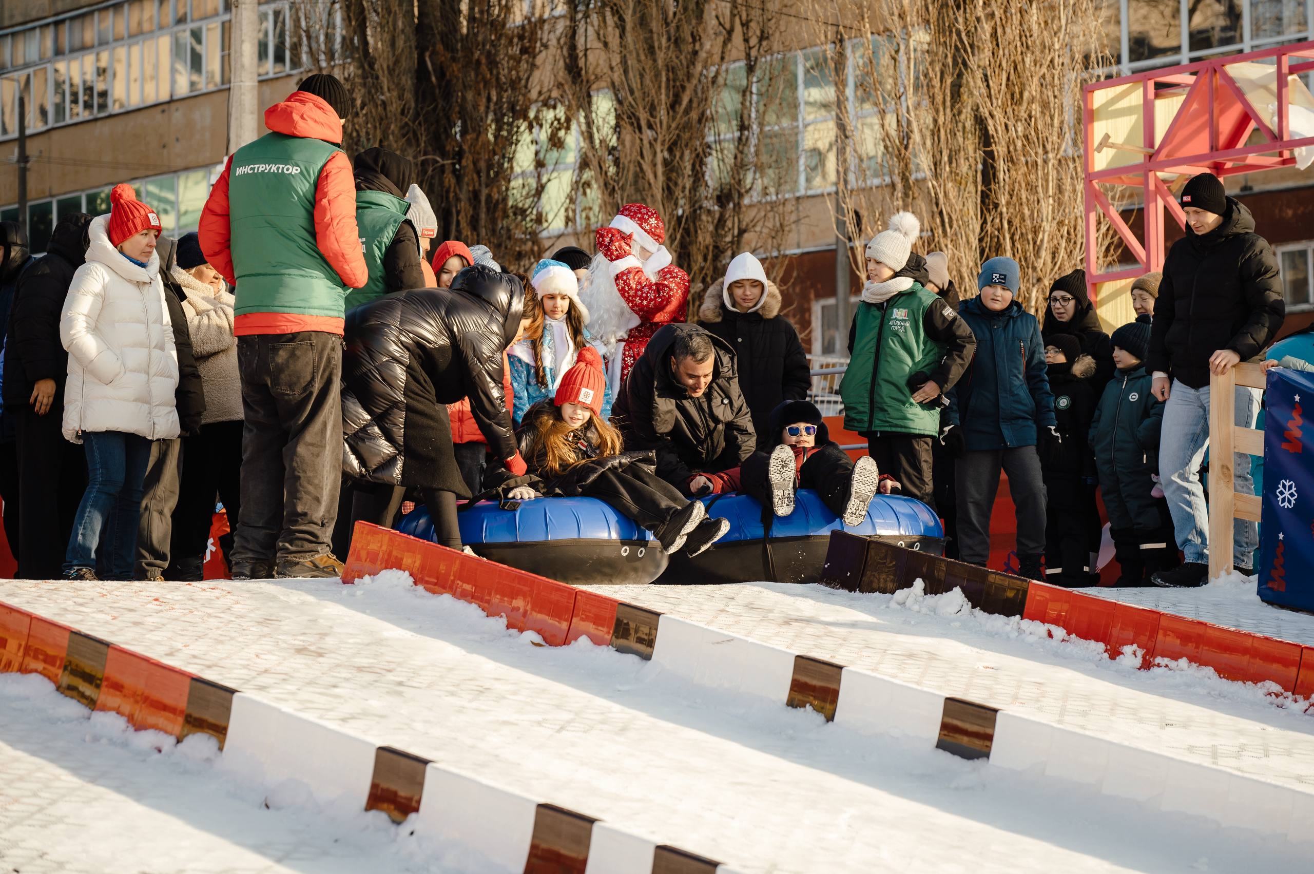 Александр Хинштейн вместе со старшим сыном опробовал тюбинговую трассу в Курске