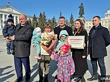 Многодетной матери из Курганской области вручили квартиру за победу в викторине
